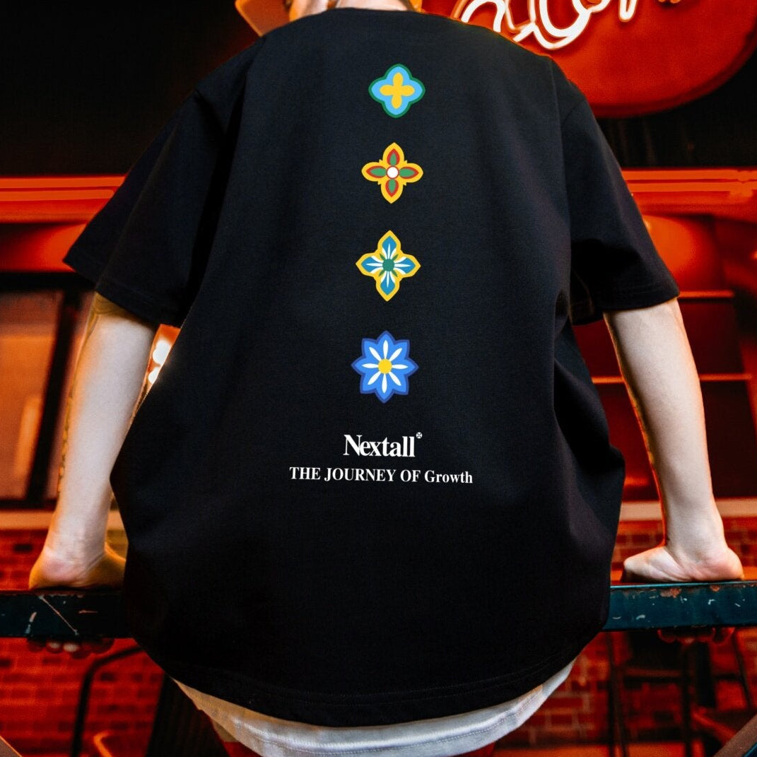 【OUTLET/即納】グラフィックバーティカルラインプリント半袖Tシャツ U2579
