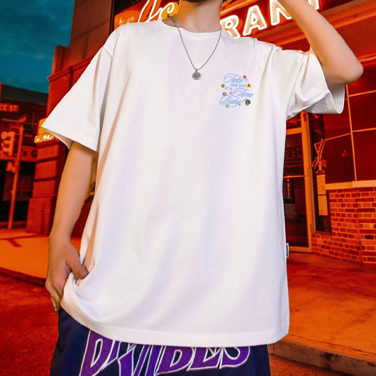 グラフィックバーティカルラインプリント半袖Tシャツ U2579 – URBAN GROW